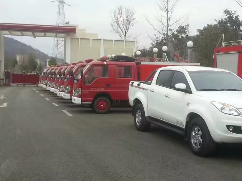 我公司給云南昭通鄉(xiāng)鎮(zhèn)消防隊(duì)維修翻新消防車(chē)輛。