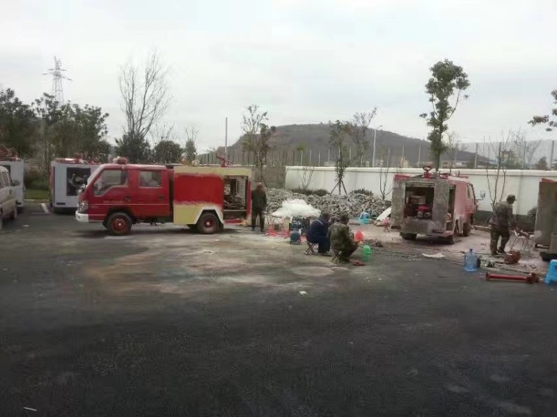 我公司給云南昭通鄉(xiāng)鎮(zhèn)消防隊(duì)維修翻新消防車(chē)輛。。